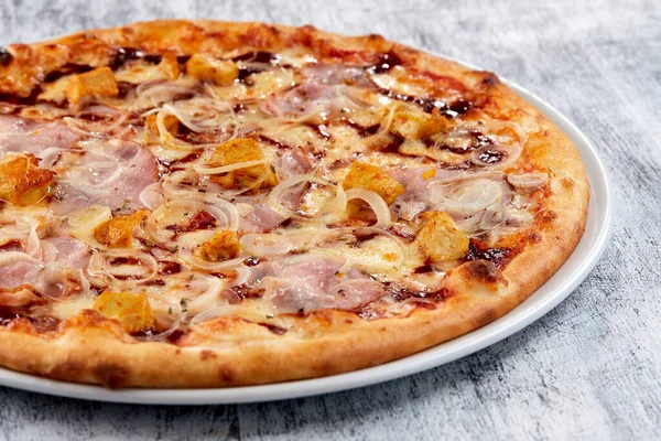 Pizza Fresca Quente Placa Branca Vista Próxima — Fotografia de Stock
