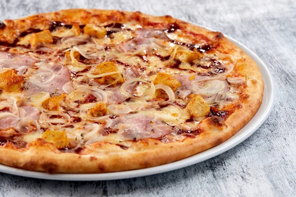 Forró Friss Pizza Fehér Tányéron Közelről — Stock Fotó