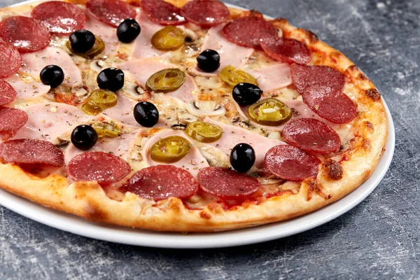 Varm Färsk Pizza Vit Tallrik Nära Utsikt — Stockfoto