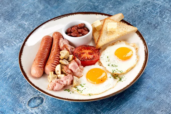 Huevos Fritos Con Salchichas Tostadas Vista Cercana Desayuno Tradicional Cafetería —  Fotos de Stock