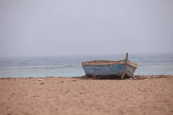 Vecchia Barca Sulla Spiaggia Sabbia Vicino Mare — Foto Stock