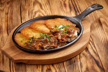 Patatesli gözleme, mantarlı ve tavada otlu tahta kesme tahtası, yakın görüş. 