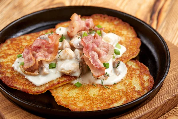 Frittelle Patate Con Panna Acida Pancetta Padella Sul Tagliere Legno — Foto Stock