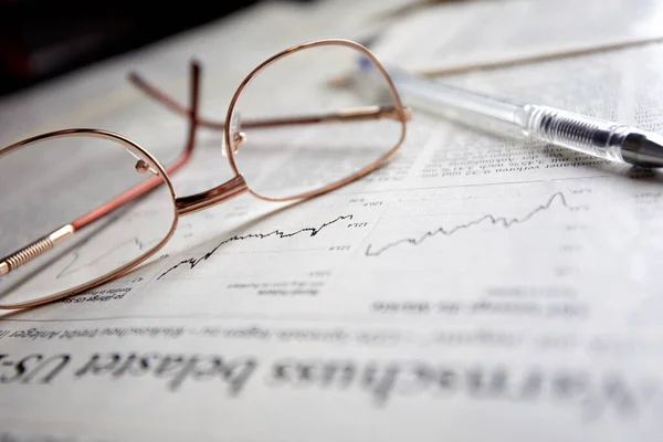 Gafas Graduadas Páginas Periódicos Negocios Vista Cercana —  Fotos de Stock