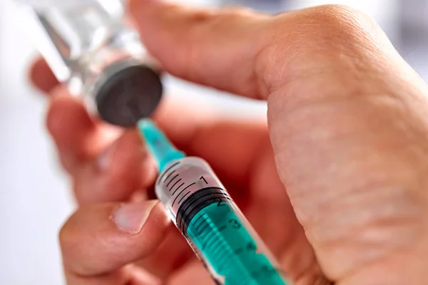 Handhållen Spruta Och Vaccin Injektionsflaska Covid Konceptet — Stockfoto