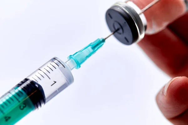 Erkek Şırıngası Aşı Şişesi Covid Konsepti — Stok fotoğraf