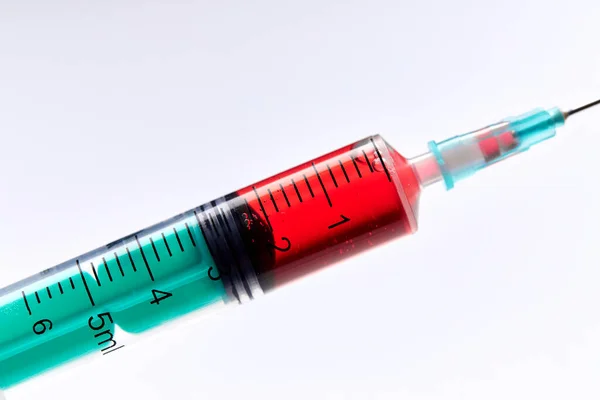 Şırıngalı Aşı Şişesi Yakın Görüş — Stok fotoğraf