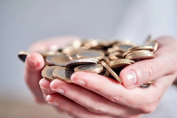 Mãos Segurando Pilha Moedas Euro Vista Perto — Fotografia de Stock