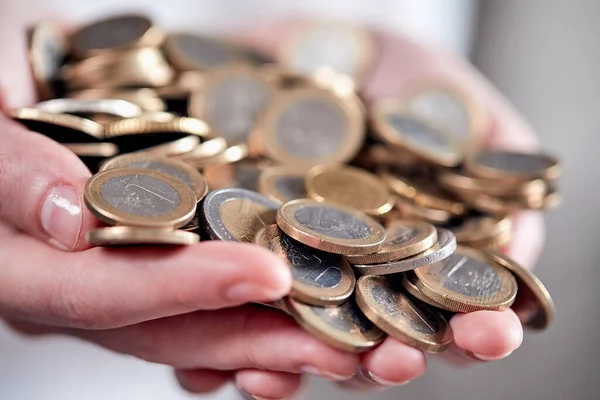 Mãos Segurando Pilha Moedas Euro Vista Perto — Fotografia de Stock