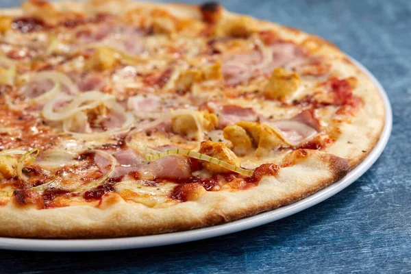 Forró Pizza Fehér Tányéron Közelről — Stock Fotó
