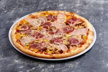 Beyaz tabakta lezzetli bir pizza, yakın görüş. 