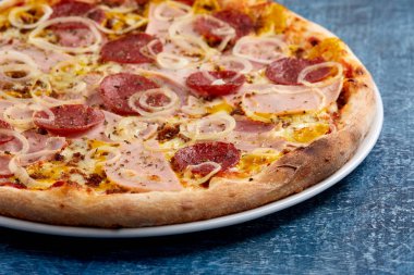 Beyaz tabakta lezzetli bir pizza, yakın görüş. 