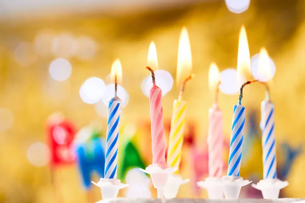 Kleurrijke Verjaardag Kaarsen Wazig Achtergrond — Stockfoto