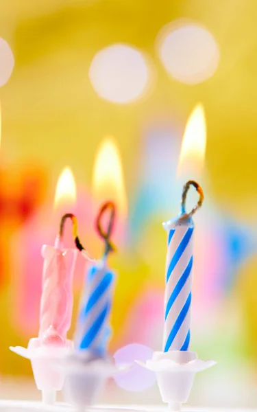 Kleurrijke Verjaardag Kaarsen Wazig Achtergrond — Stockfoto