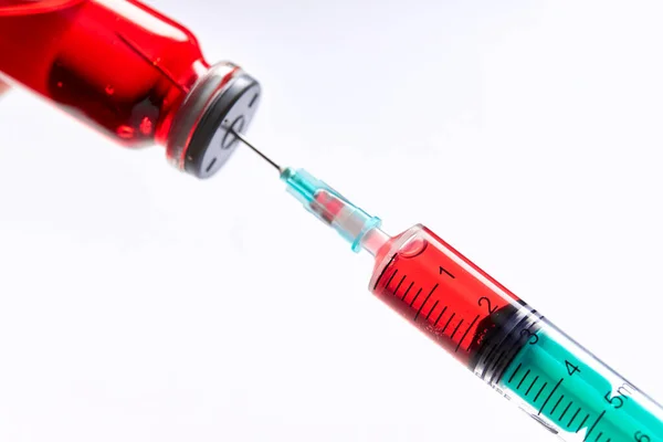 Şırıngalı Aşı Şişesi Yakın Görüş — Stok fotoğraf