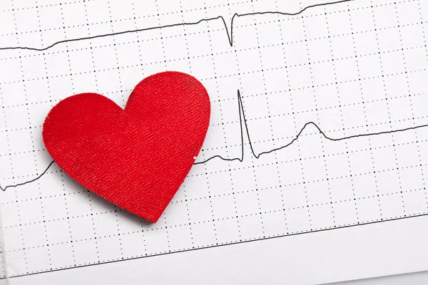 Cuore Rosso Con Ecg Stampato Sfondo Vista Vicino — Foto Stock