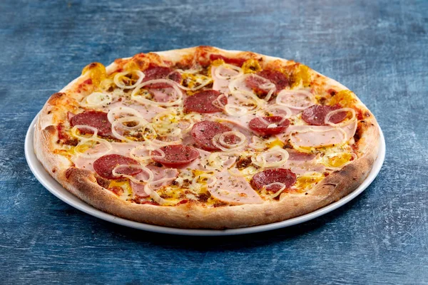 Heiße Leckere Pizza Auf Weißem Teller Nahsicht — Stockfoto