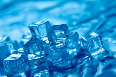 Mavi arkaplanda soğuk buz küpleri, yakın görüş 