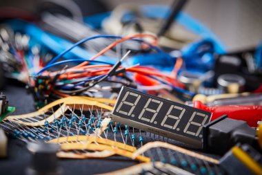 Siyah arkaplanda elektronik pano ve araç onarımları