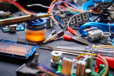 Siyah arkaplanda elektronik pano ve araç onarımları