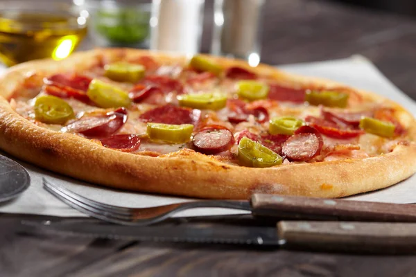 Çatallı Lezzetli Pizza Tahta Arka Planda Bıçak — Stok fotoğraf