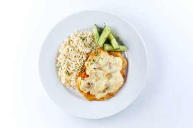 Salatalı pirzola ve beyaz tabakta taneler, yakın görüş. 