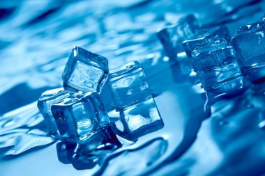 Mavi arkaplanda soğuk buz küpleri, yakın görüş 
