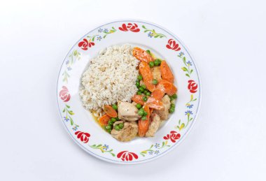 Beyaz tabakta etli ve sebzeli pirinç, yakın görüş. 