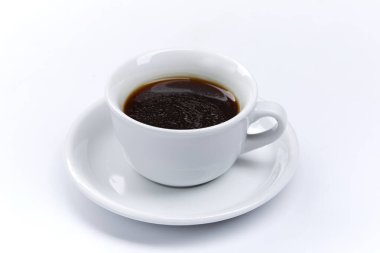 Beyaz arka planda izole edilmiş bir fincan kahve, yakın görüş  