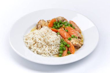 Beyaz tabakta etli ve sebzeli pirinç, yakın görüş. 