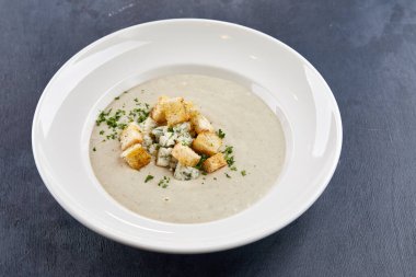 Beyaz kasede kremalı çorba, yakın görüş. 