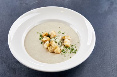 Beyaz kasede kremalı çorba, yakın görüş. 