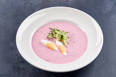 Soğuk pancar çorbası, üst manzara.