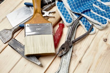 Ahşap arkaplanda araçlar kümesi, yakın görünüm