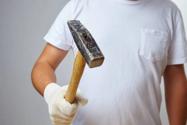 Man Wit Shirt Met Hamer Binnen Close View — Stockfoto