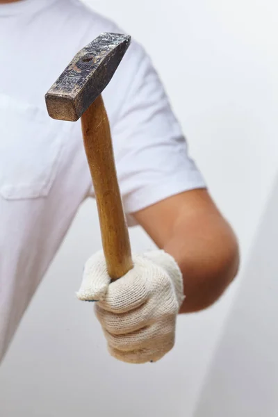 Homem Shirt Branca Segurando Martelo Interior Vista Perto — Fotografia de Stock