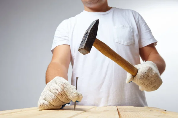 Man Hameren Spijker Houten Plank Indoor Van Dichtbij Bekijken — Stockfoto