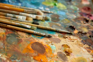 sanatçı fırçaları palette, yakın görünüm 