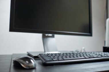 Monitör ve klavyeli çalışma alanı