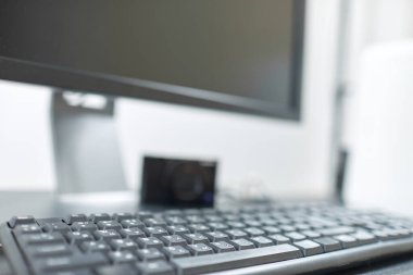 Monitör ve klavyeli çalışma alanı