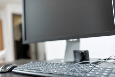 Monitör ve klavyeli çalışma alanı