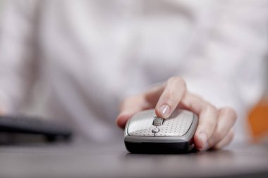 Bilgisayar faresi kullanarak iş kadınını kapat