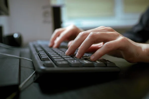 办公室职员女性手在键盘上打字 — 图库照片