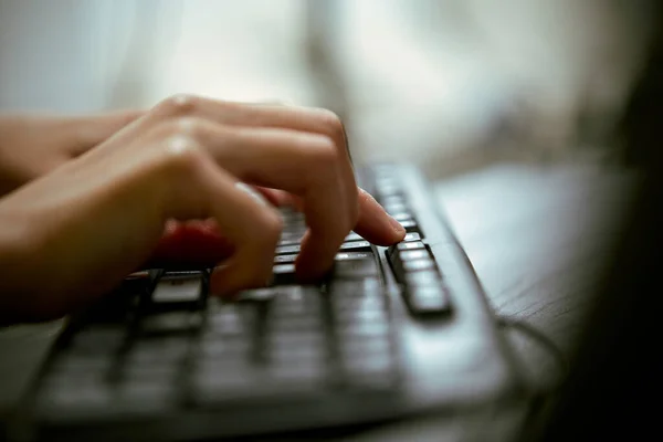 Corte Seção Mãos Femininas Teclado — Fotografia de Stock