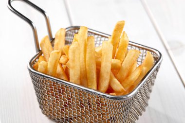 Sepette kızarmış patates kızartması, yakın görüş. 