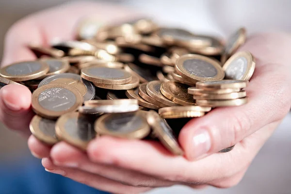 Mãos Segurando Moedas Euro Vista Perto — Fotografia de Stock