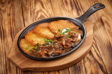 Patatesli gözleme, tavada et.