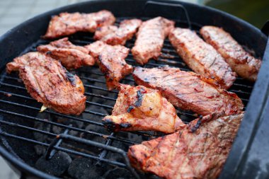 Kızarmış domuz pirzolası ve ızgarada sebze.