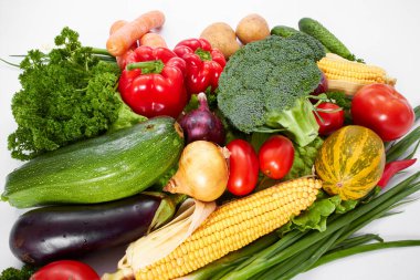 Beyaz arka planda taze sebzeler 