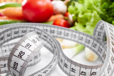 Beyaz arka planda taze sebzeler 